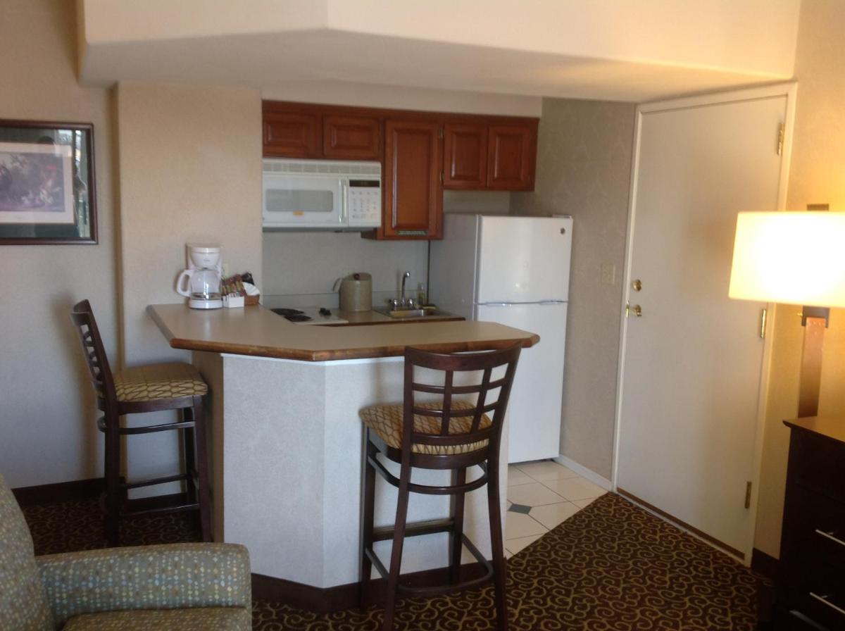 Hawthorn Suites by Wyndham El Paso - image 2