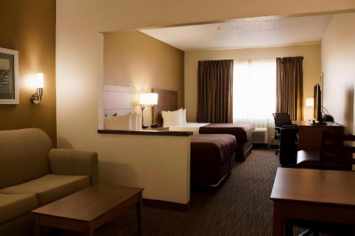 Quality Suites University - image 12