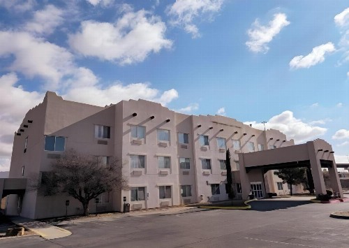 Quality Suites University - image 16
