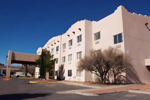 Quality Suites University - image 17