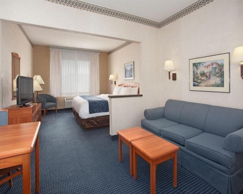Quality Suites University - image 20