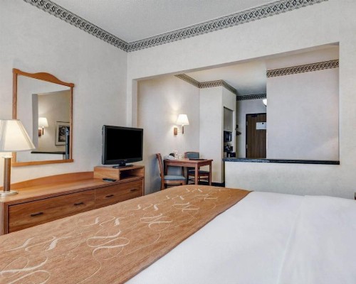Quality Suites University - image 21