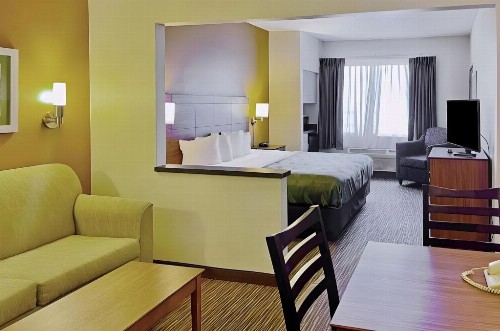 Quality Suites University - image 30