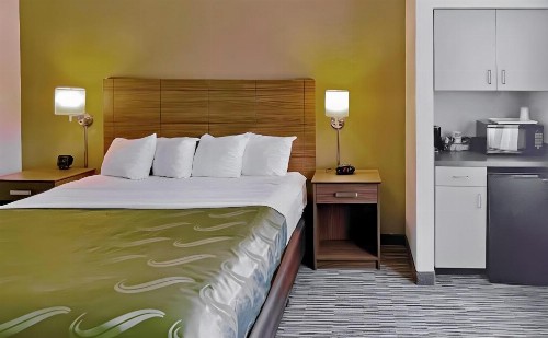 Quality Suites University - image 34
