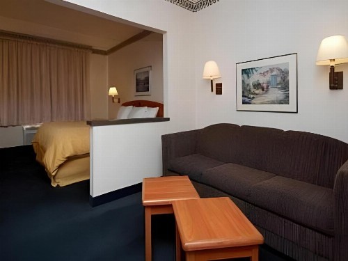 Quality Suites University - image 42