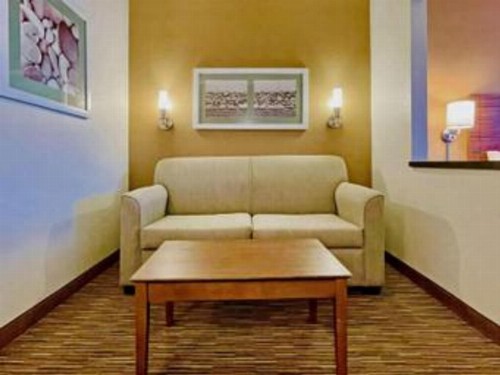 Quality Suites University - image 43