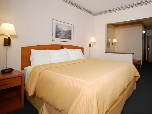 Quality Suites University - image 46