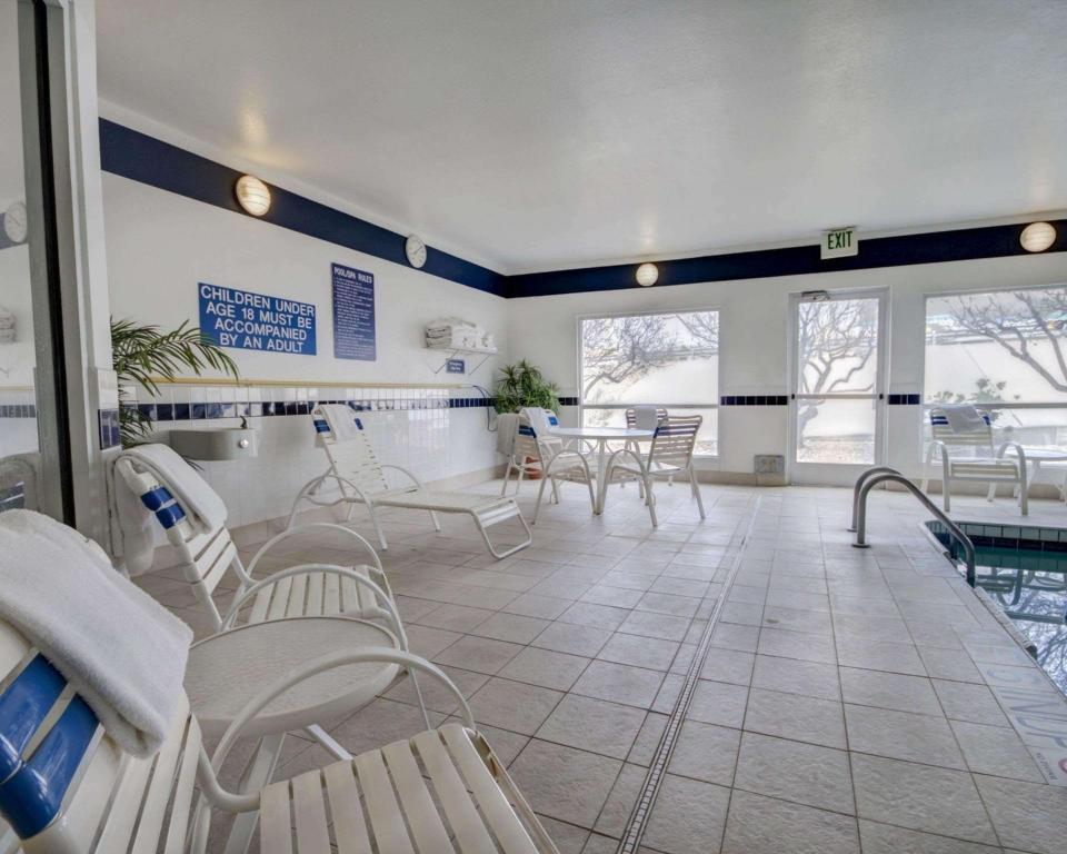 Quality Suites University - image 6