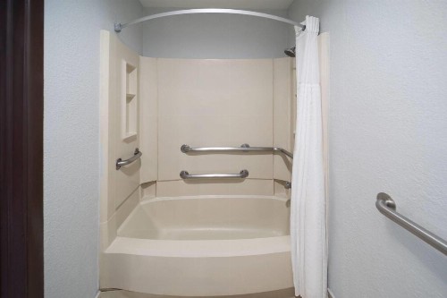 Ramada by Wyndham El Paso - image 13