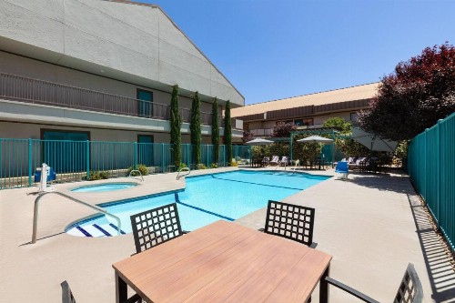 Ramada by Wyndham El Paso - image 6