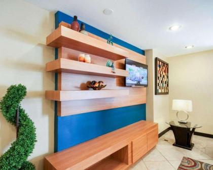 Quality Inn Airport East - image 7
