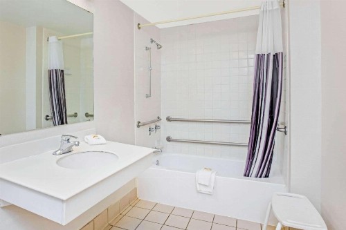 La Quinta Inn by Wyndham El Paso Cielo Vista - image 10