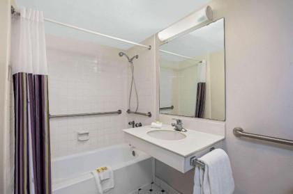 La Quinta Inn by Wyndham El Paso East Lomaland - image 11