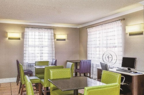 La Quinta Inn by Wyndham El Paso - Airport - image 12
