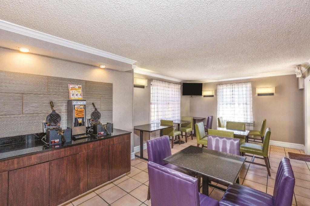 La Quinta Inn by Wyndham El Paso - Airport - image 2