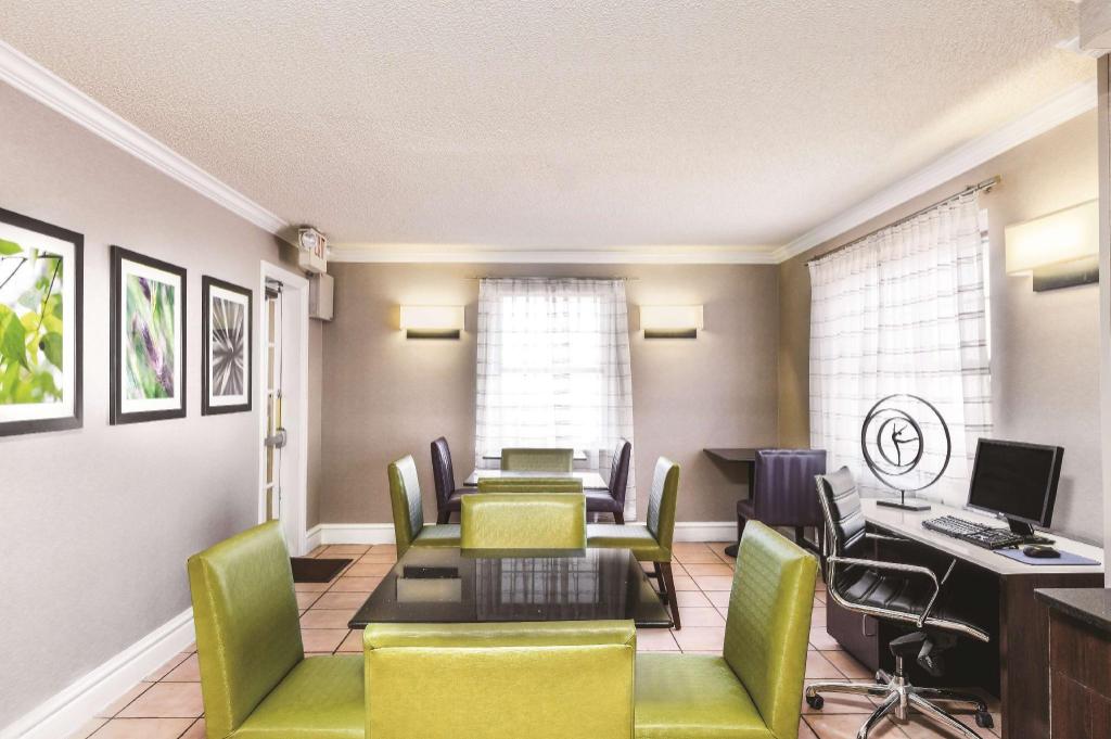 La Quinta Inn by Wyndham El Paso - Airport - image 3
