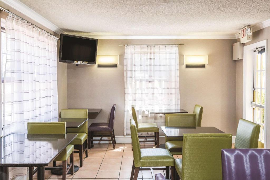 La Quinta Inn by Wyndham El Paso - Airport - image 7