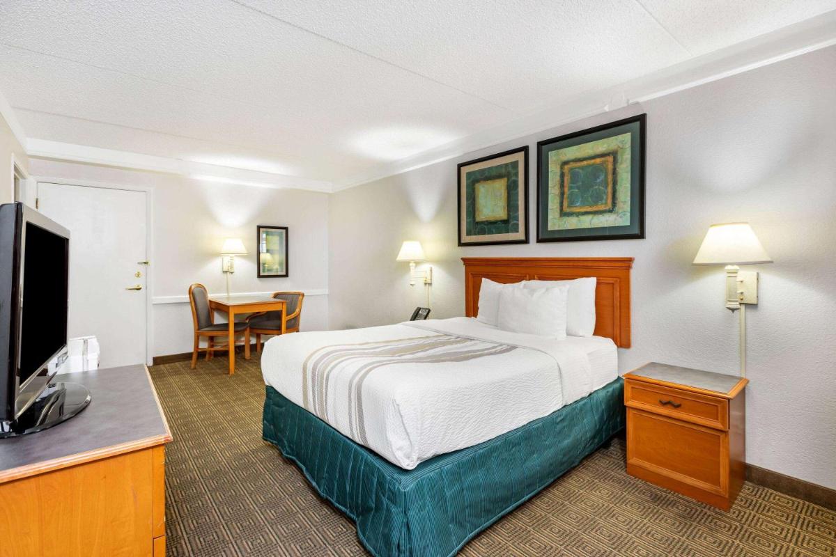 La Quinta Inn by Wyndham El Paso West - image 3