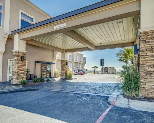Comfort Inn & Suites I-10 Airport - image 5