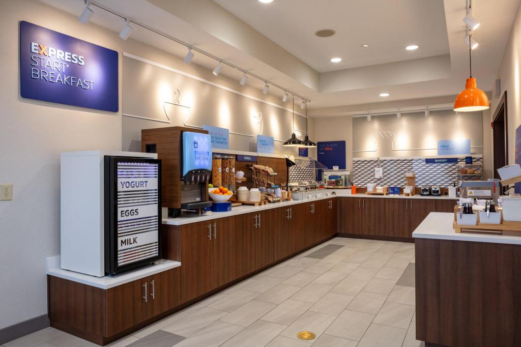 Holiday Inn Express Hotel & Suites El Paso West - image 6