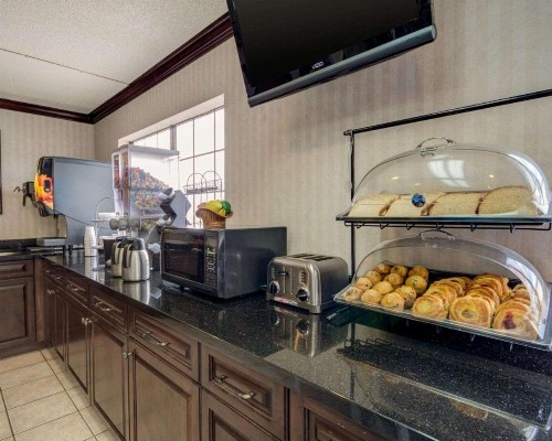 Econo Lodge Inn & Suites El Paso - image 21