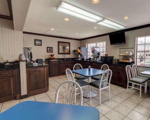 Econo Lodge Inn & Suites El Paso - image 23