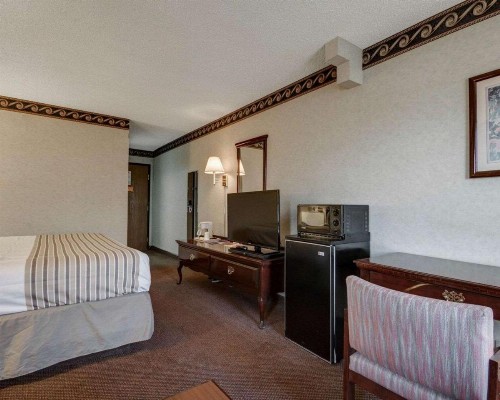 Econo Lodge Inn & Suites El Paso - image 8