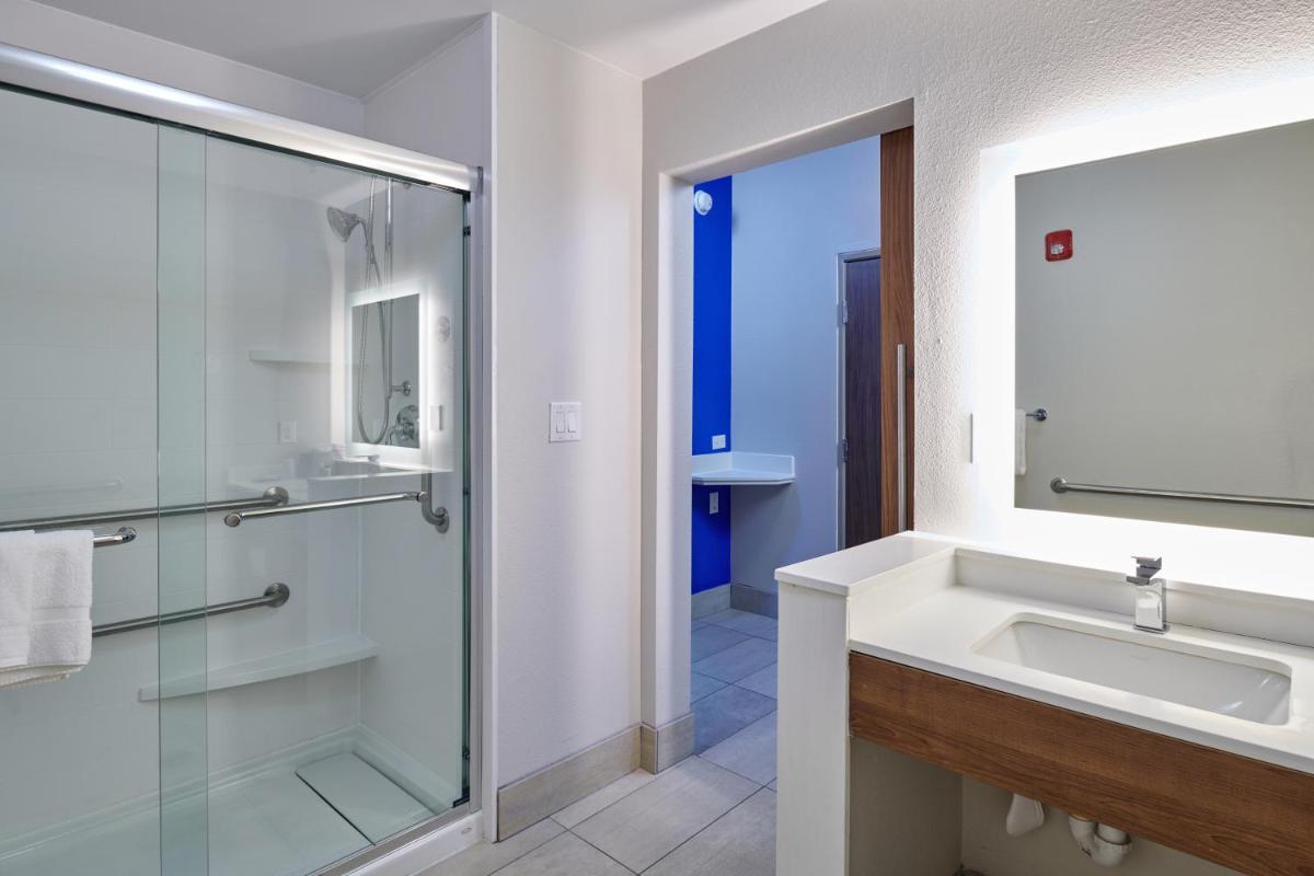 Holiday Inn Express - El Paso - Sunland Park Area an IHG Hotel - image 2