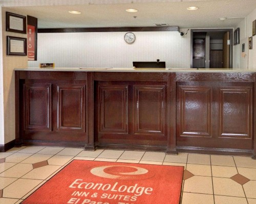 Econo Lodge Inn & Suites - image 1