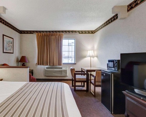 Econo Lodge Inn & Suites - image 11
