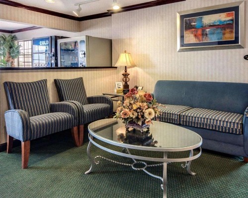 Econo Lodge Inn & Suites - image 4