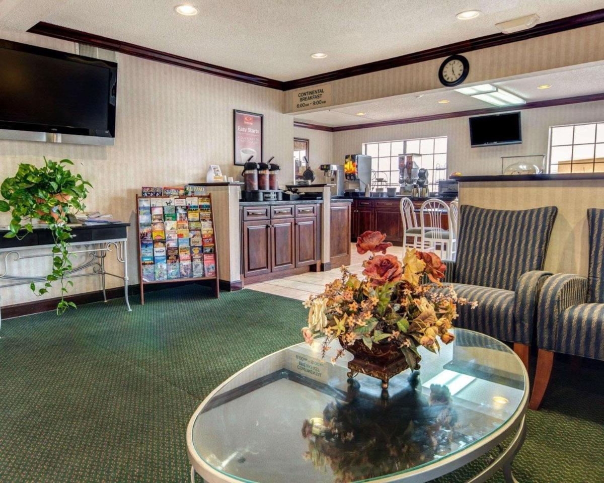 Econo Lodge Inn & Suites - image 7