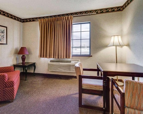 Econo Lodge Inn & Suites - image 9