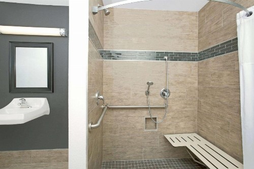 Travelodge by Wyndham LAX South - image 11