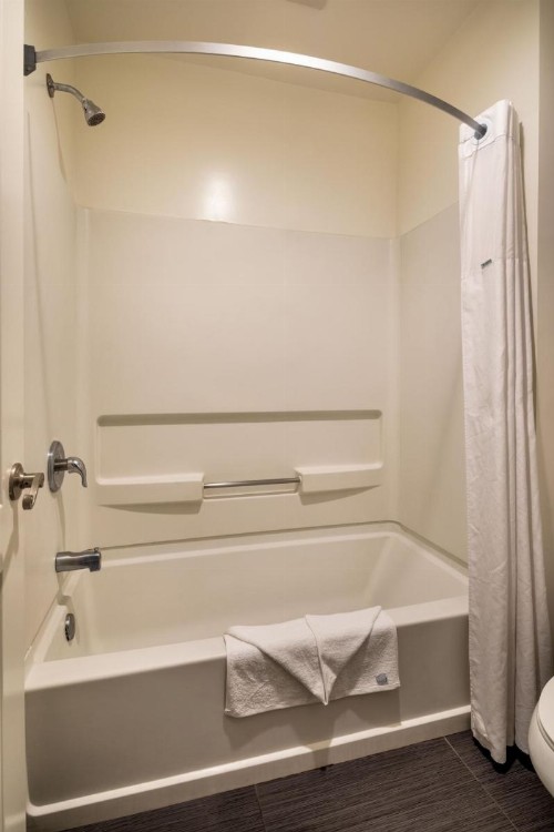 Travelodge by Wyndham LAX South - image 2