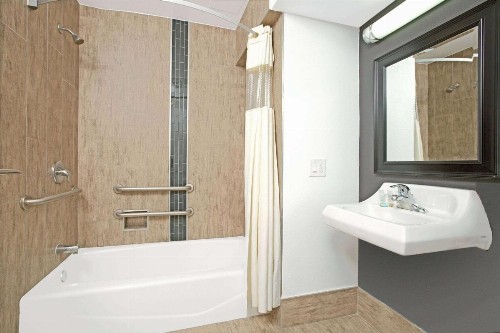 Travelodge by Wyndham LAX South - image 25