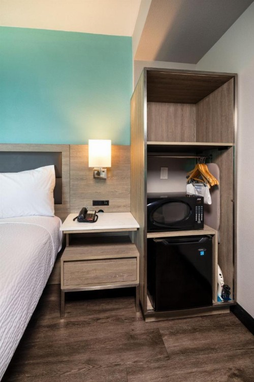Travelodge by Wyndham LAX South - image 33
