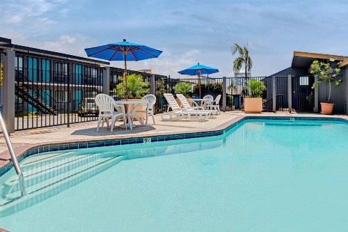 Travelodge by Wyndham LAX South - image 4