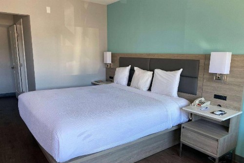 Travelodge by Wyndham LAX South - image 8