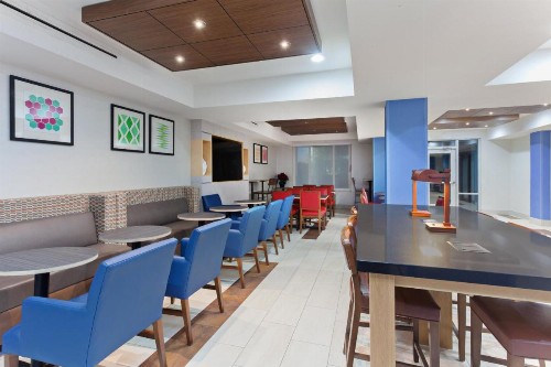 Holiday Inn Express Elk Grove West I-5 an IHG Hotel - image 1