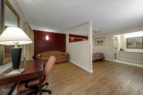 Red Roof Inn Ellenton - Bradenton NE - image 3