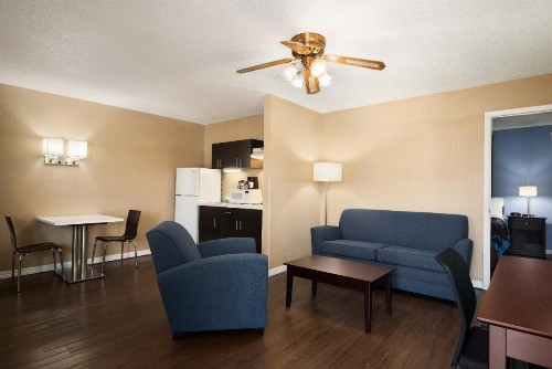 Super 8 by Wyndham Ellenton Bradenton Area - image 14