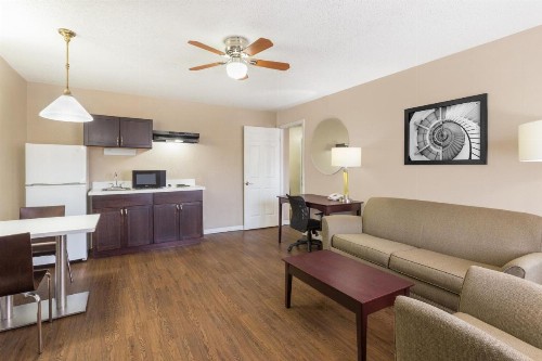 Super 8 by Wyndham Ellenton Bradenton Area - image 18