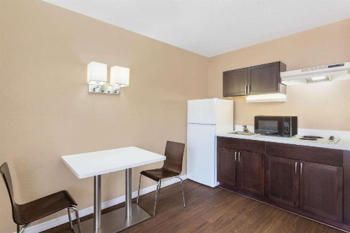 Super 8 by Wyndham Ellenton Bradenton Area - image 24