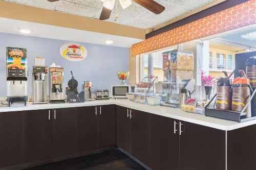 Super 8 by Wyndham Ellenton Bradenton Area - image 25
