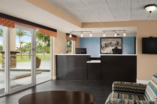 Super 8 by Wyndham Ellenton Bradenton Area - image 35
