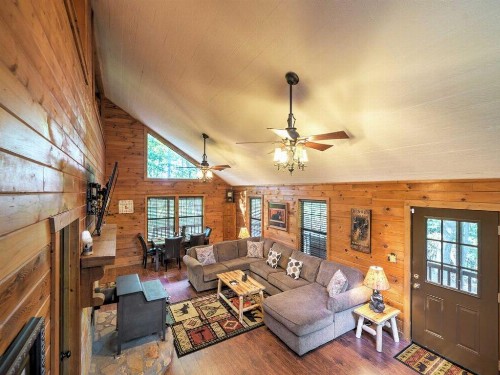 The Lazy Bear Lodge - image 11