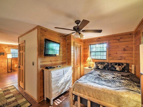 The Lazy Bear Lodge - image 12