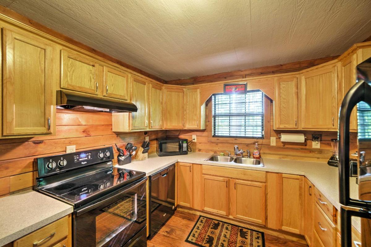 Private Ellijay Cabin with Deck Fire Pit and Amenities - image 6