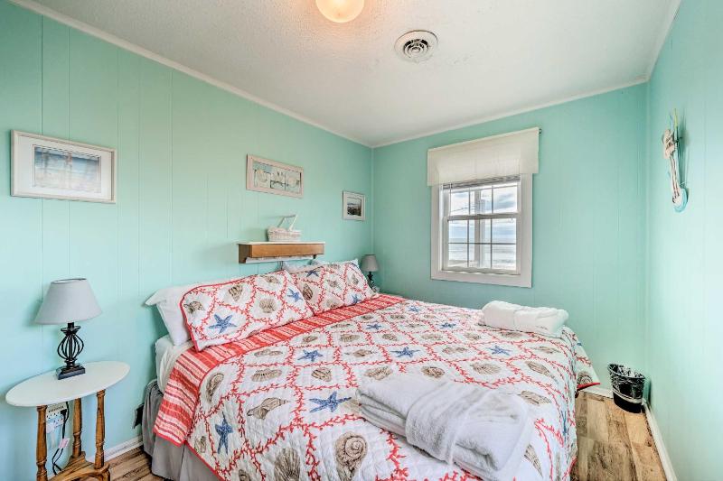 Emerald Isle Beach House Steps to the Ocean! - image 7